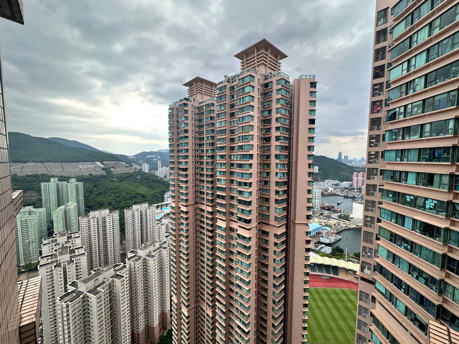 部分景觀可望球場景,整體景致開揚清靜。(代理提供)