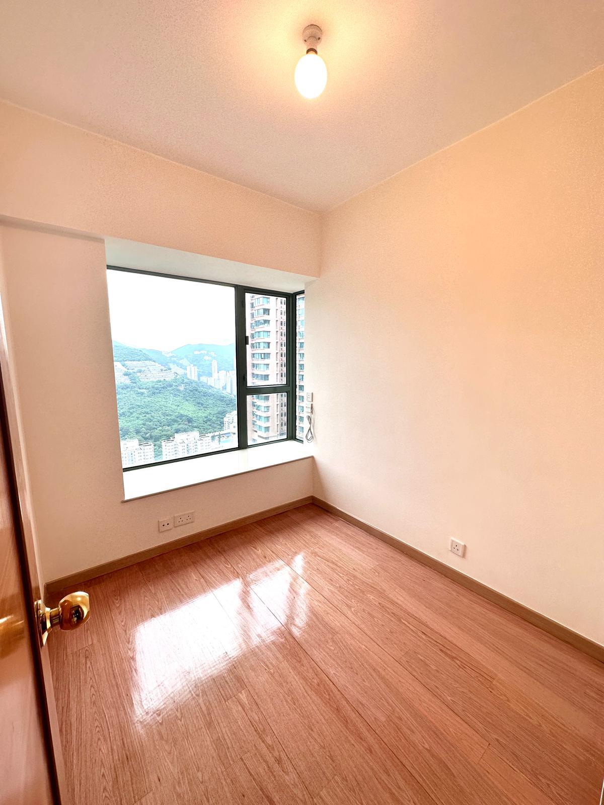 四正闊落的睡房,景觀亦以山景為主。(代理提供)