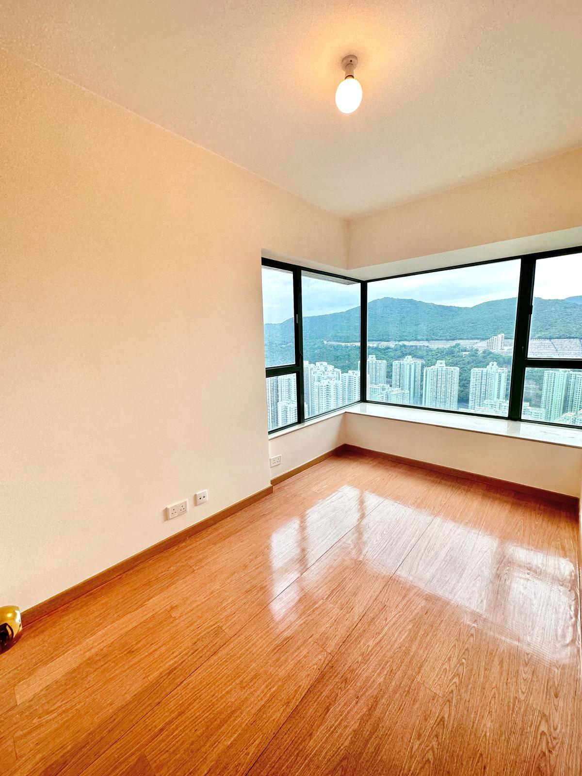 主人房設有90度大窗,窗外景致翠綠清幽。(代理提供)