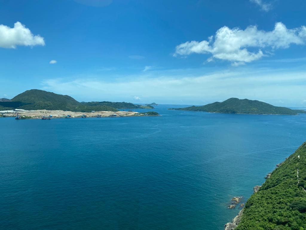 單位座向東南,外望全海景及山景,屬屋苑優質套三房戶。(代理提供)