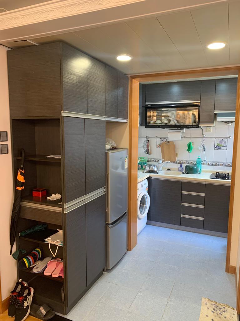 廚房採半開放式設計,更顯闊大實用。(代理提供)