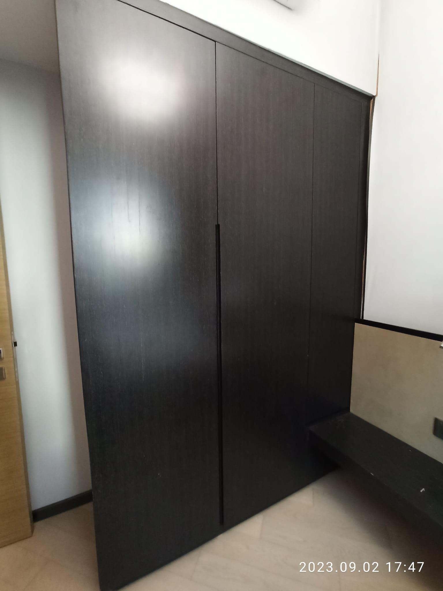 主人房亦設有訂製的大衣櫃,收納空間充足。(代理提供)