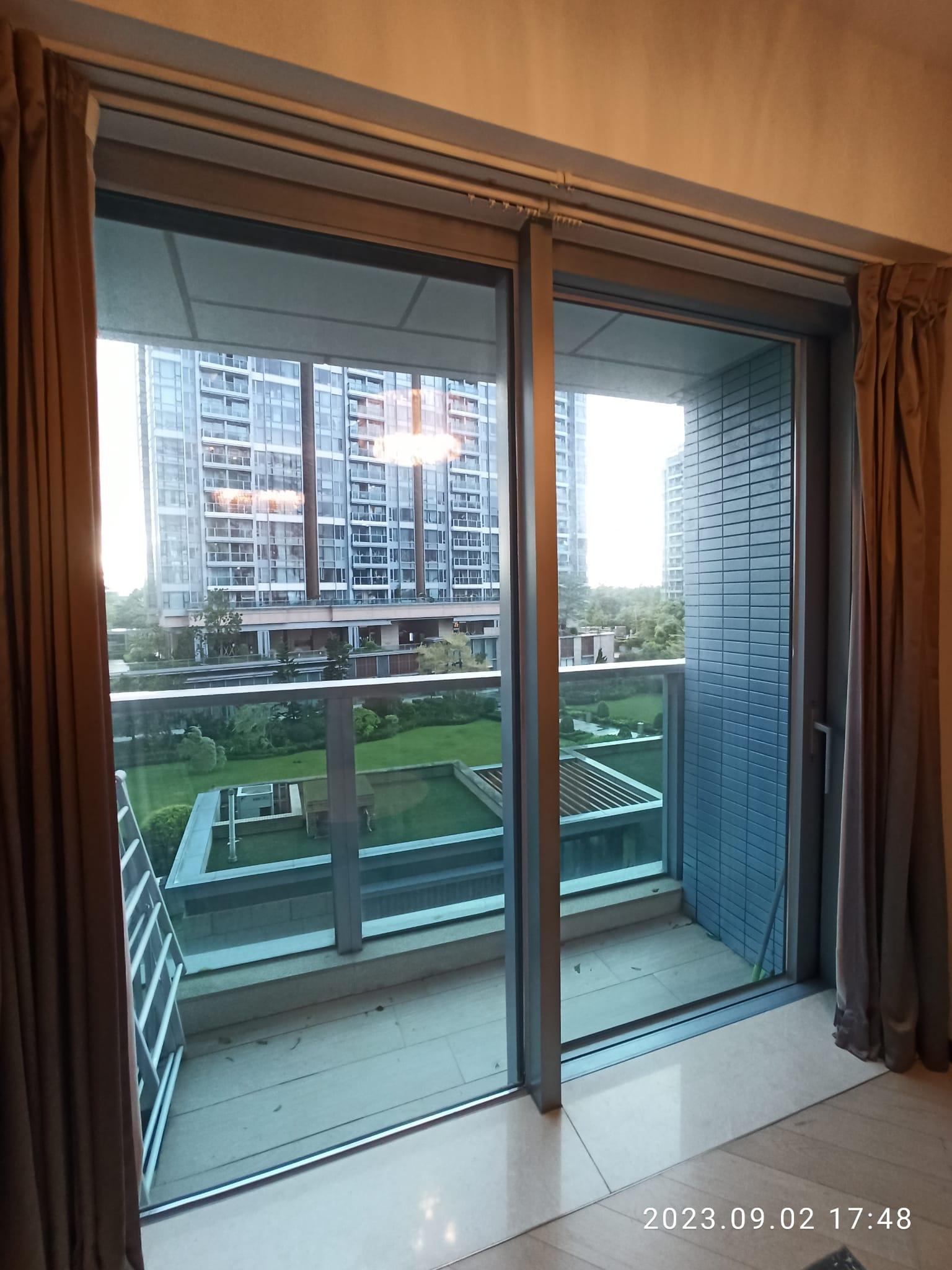 大廳露台面積不算細小,方便日常晾曬衣物。(代理提供)