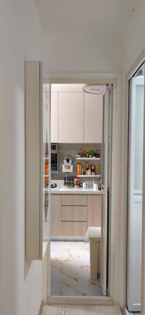 廚房配套齊全實用,用色和用料均討好。(代理提供)