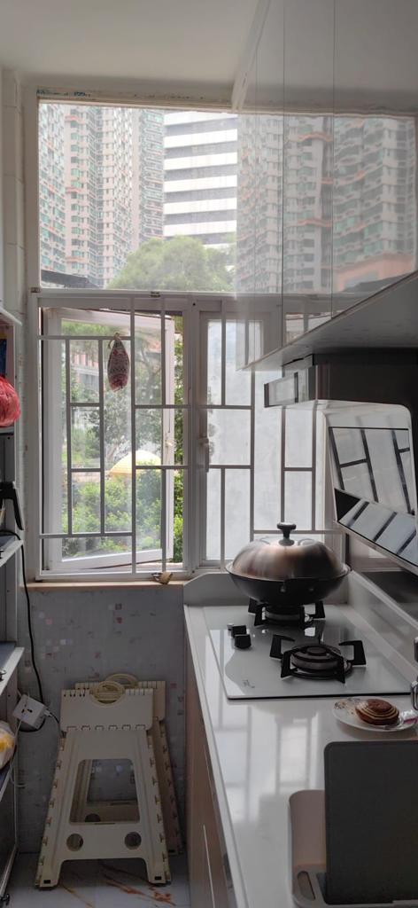 廚房面積不算大,但光猛通爽。(代理提供)