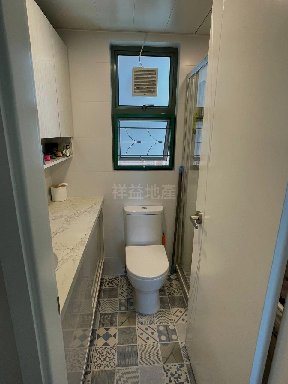 單位設有兩個浴室,裝修雅緻討好。(代理提供)