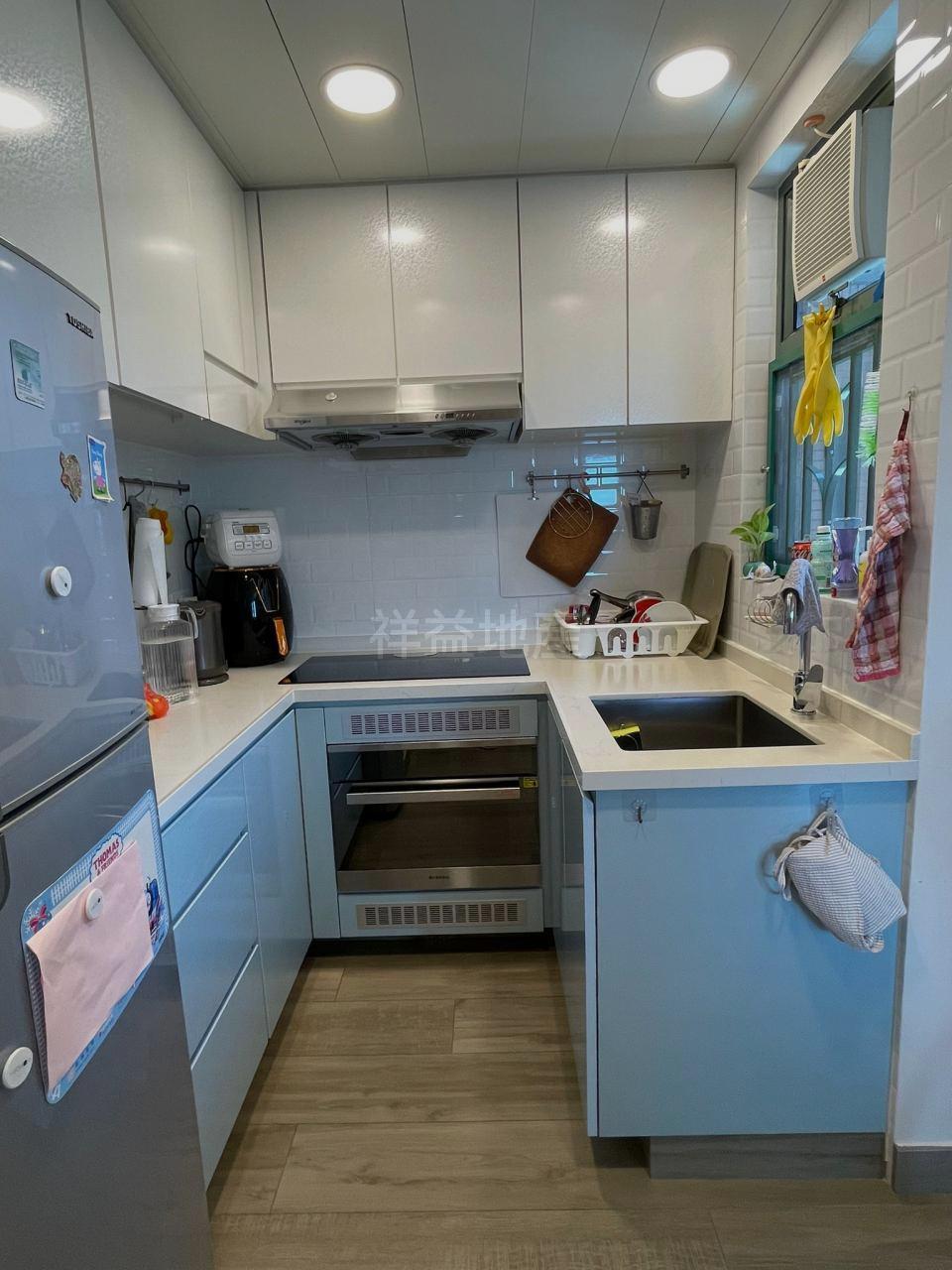 廚房以白色和粉藍為主調,配套十分新淨。(代理提供)
