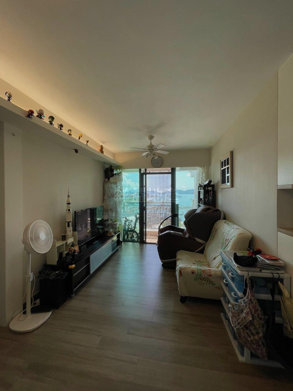 長方形大廳外接露台,望無遮擋海景和山景。(代理提供)