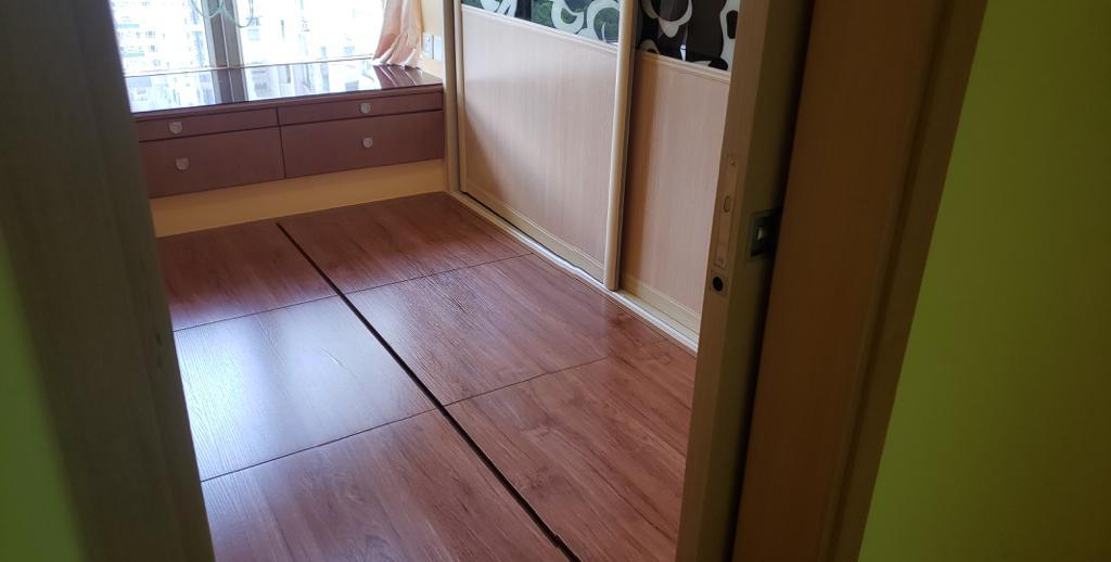 其中一間睡房設有地台、大衣櫃及地台櫃,十分實用。(代理提供)