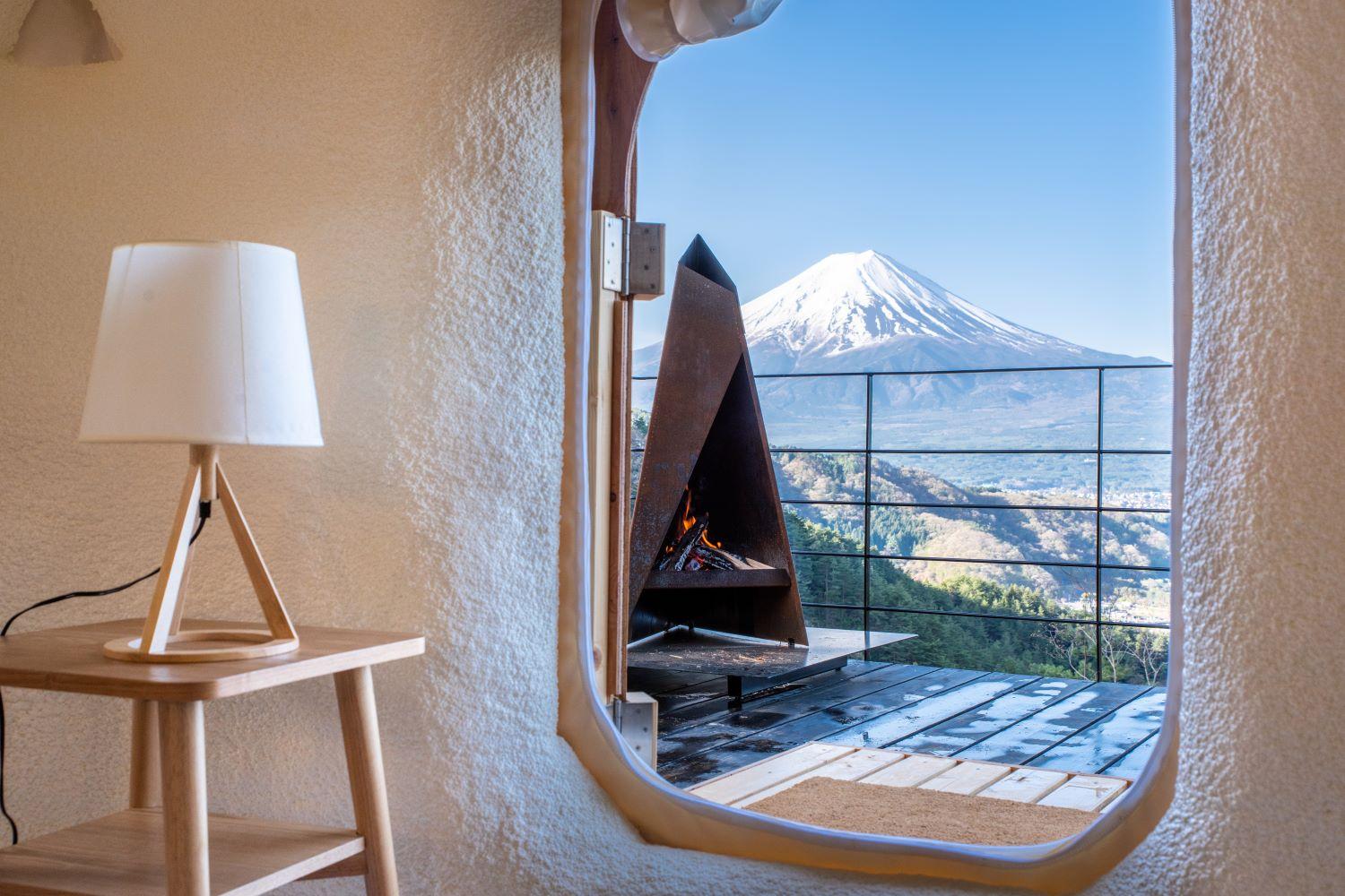 東京自由行2023 |QOO HOUSE外放置了焚火爐及柴火,住客可以暖笠笠地欣賞富士山美景。( 圖片來源:PRTIMES)