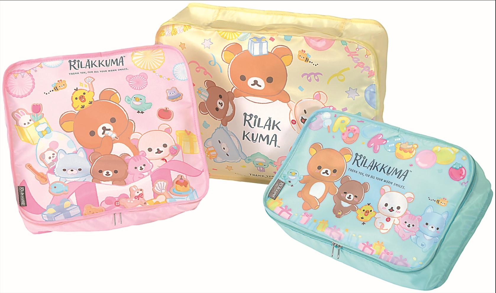 大、中、小尺寸的輕鬆小熊可摺式收納袋,每個都印有輕鬆小熊與小白熊、小黃雞及蜜茶熊等朋友嬉戲的繽紛圖案。可以將替換衣物、化妝品、牙膏及牙刷等、充電線、行動電源及旅行轉換插頭等分門別類,旅行時非常方便。