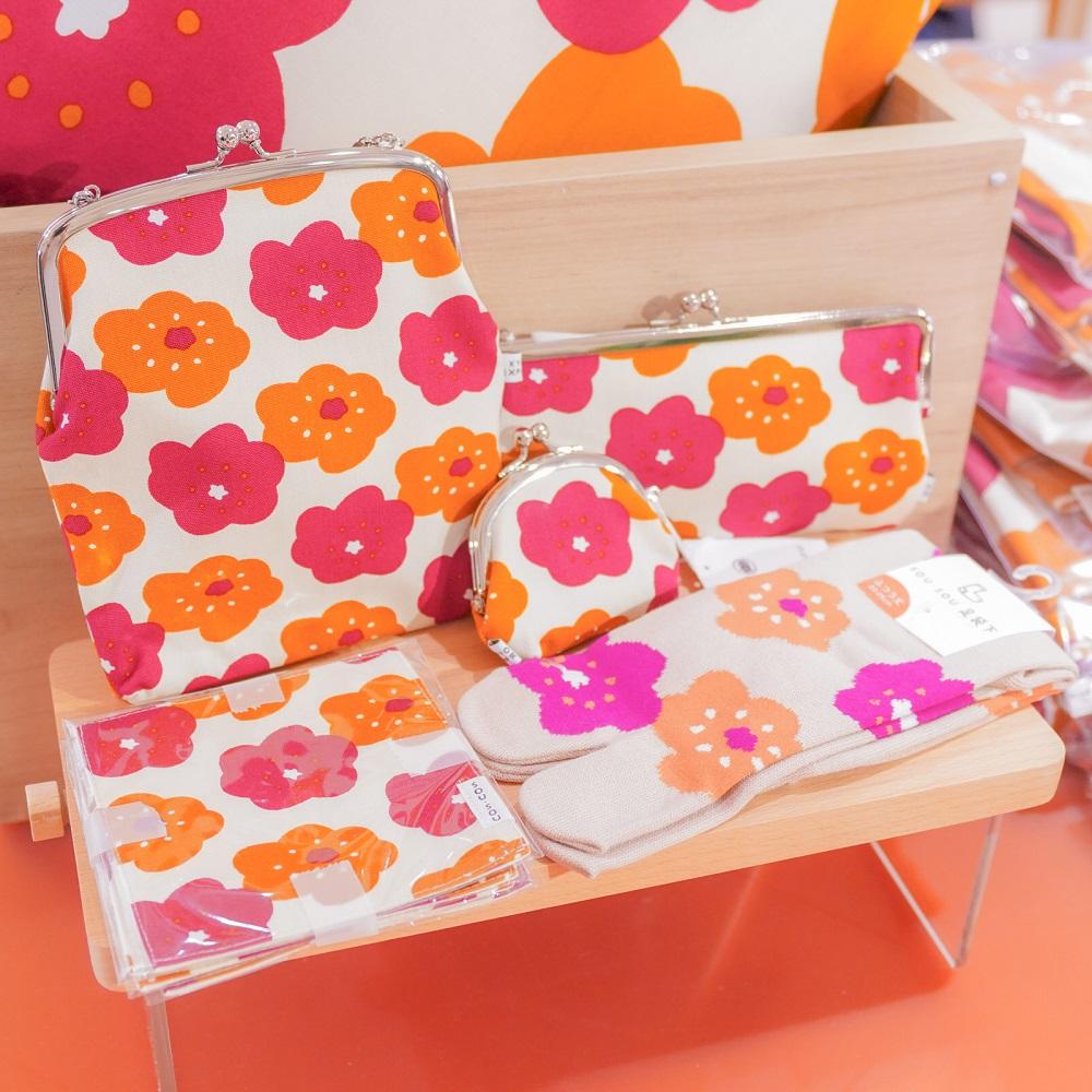 SOU.SOU香港限定配色2023系列靈感來自於具有香港特色的紙皮石,配以經典圖案 - ほほえみ(微笑)及SO-SU-U(十數),設計出揉合了日系質感與香港特色的口金包、分趾襪、布杯墊及坐墊套。