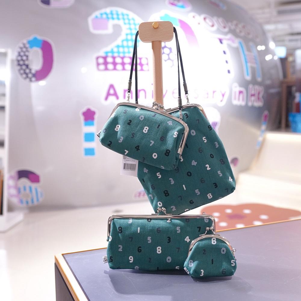 SOU.SOU香港限定配色2023系列靈感來自於具有香港特色的紙皮石,配以經典圖案 - ほほえみ(微笑)及SO-SU-U(十數),設計出揉合了日系質感與香港特色的口金包、分趾襪、布杯墊及坐墊套。