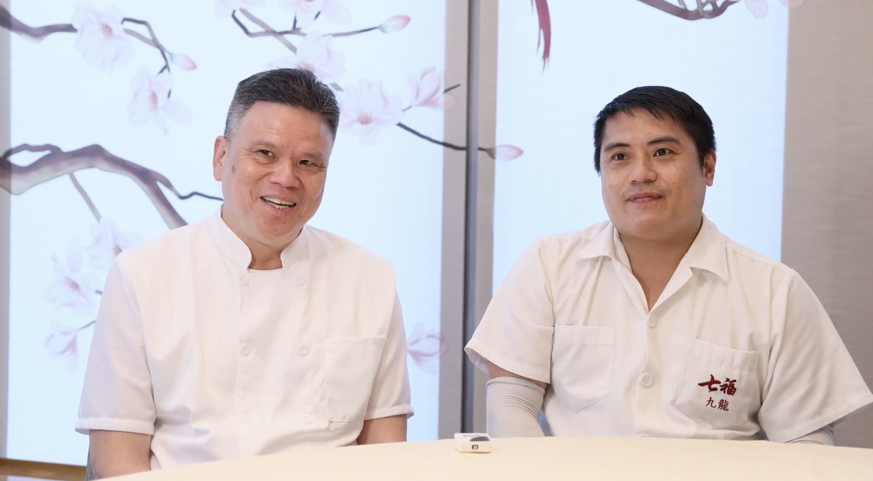 (左)余滌新總廚及(右)黃達成副廚的關係亦師亦友,十合融洽。(攝:蘇文傑)