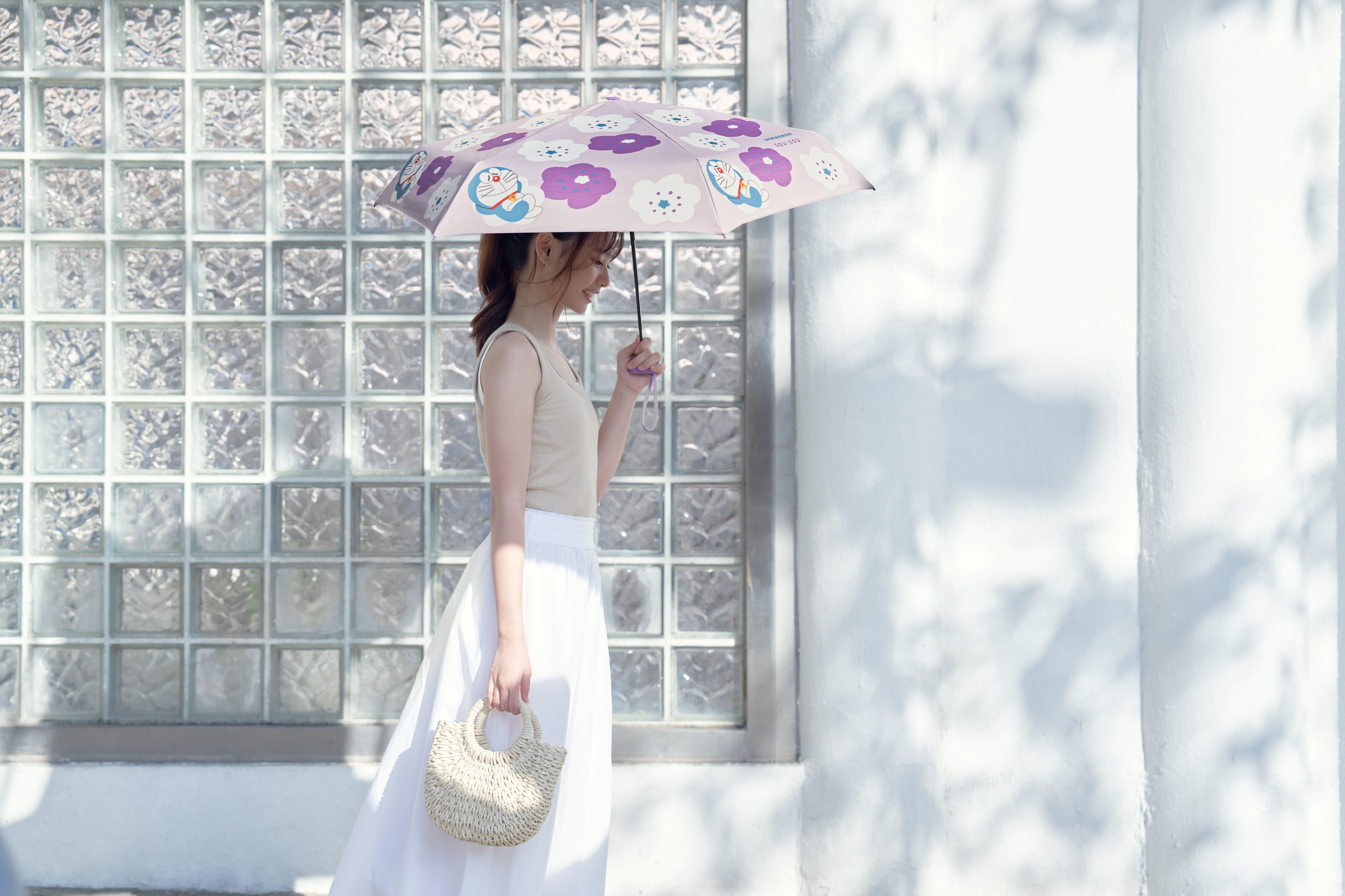 以粉紫色為主調的微笑款式,多啦A夢上躺於綻放紫色花海之中,十分可愛,必定能俘虜一眾紫色控!