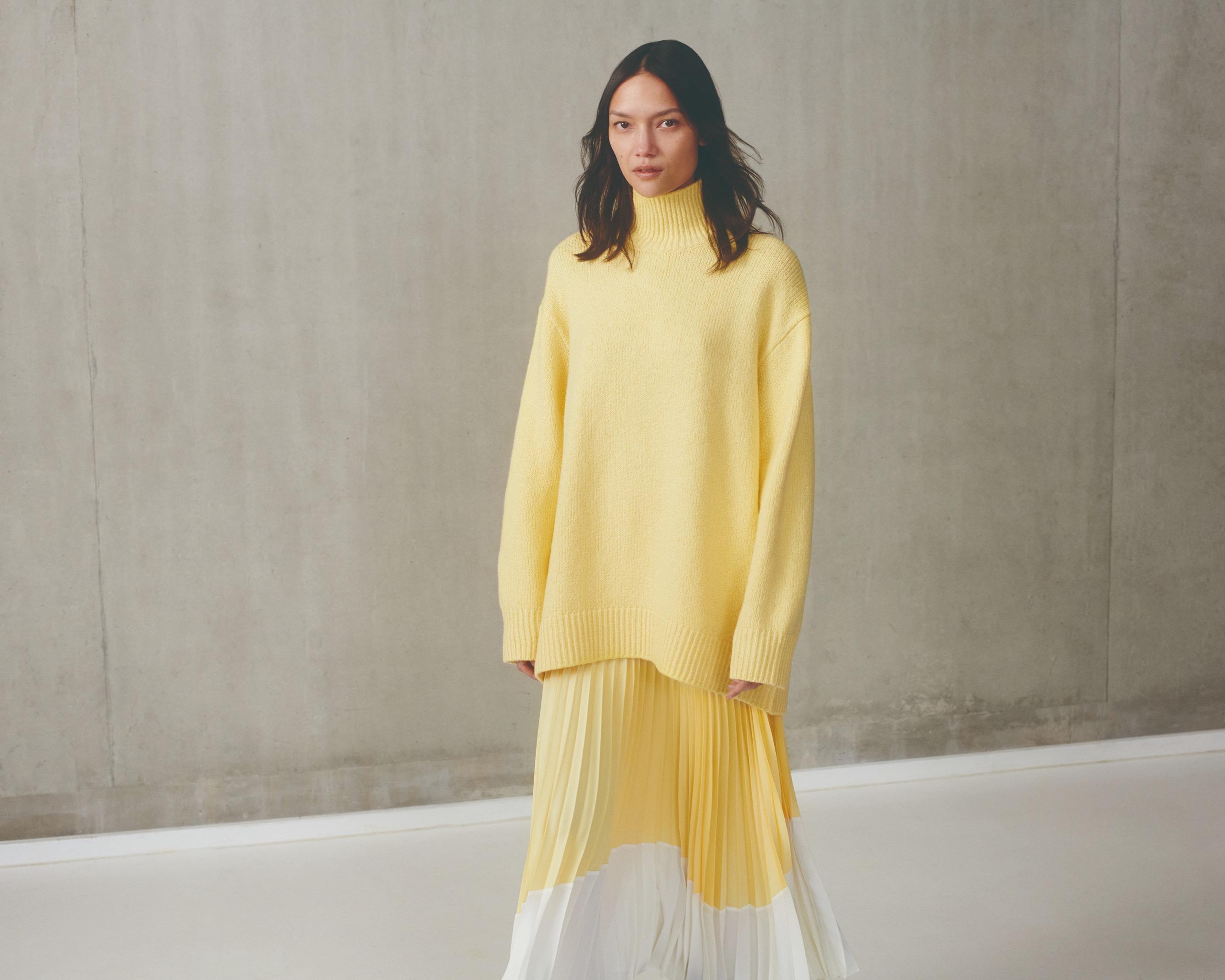 UNIQLO : C 聯乘系列由英國著名設計師Clare Waight Keller主理。