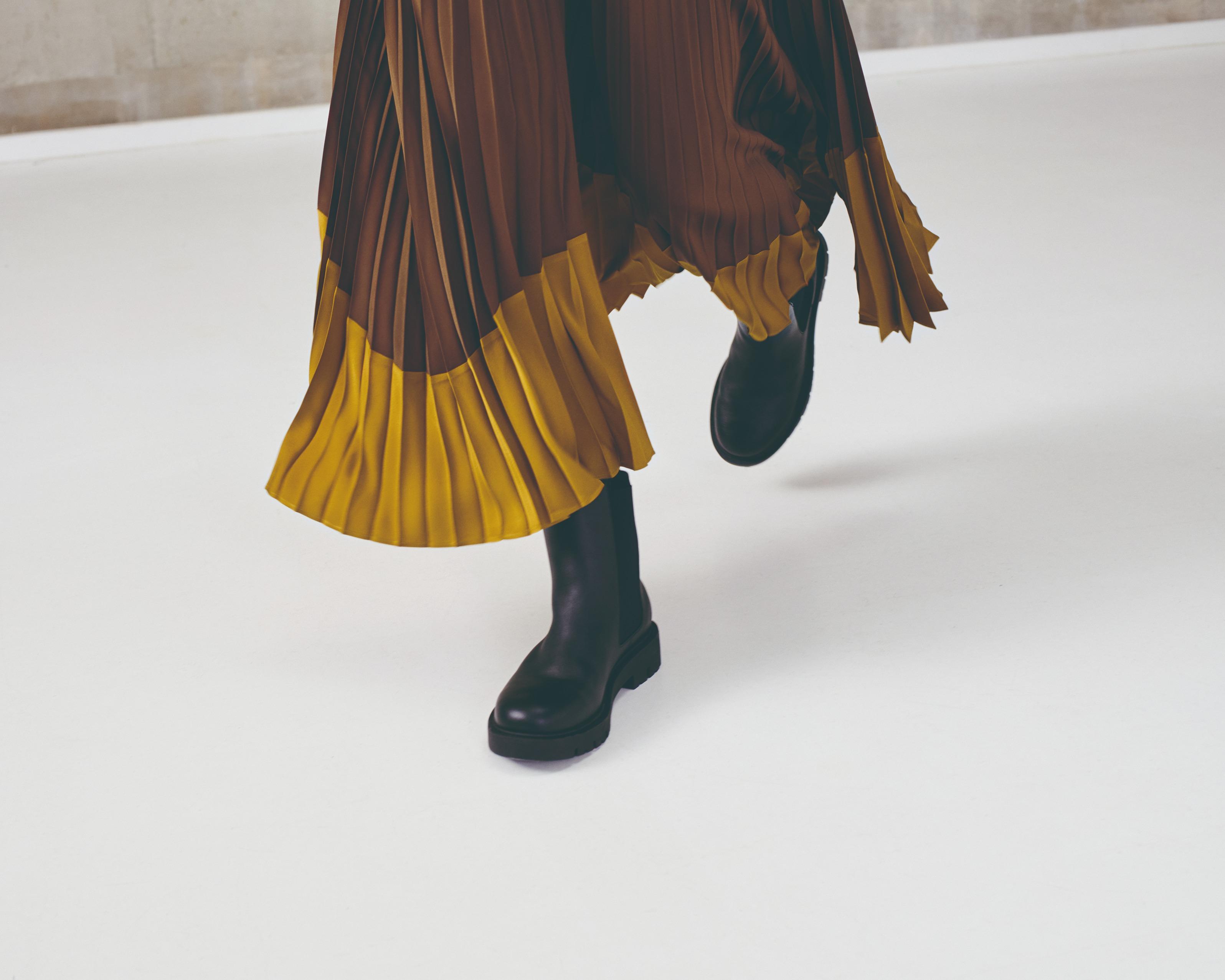 UNIQLO : C 聯乘系列由英國著名設計師Clare Waight Keller主理。