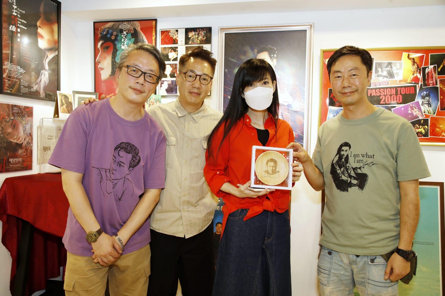 Vivian在尖沙咀重慶站的展覽逗留半小時,並跟Edward、John、James合照留念。