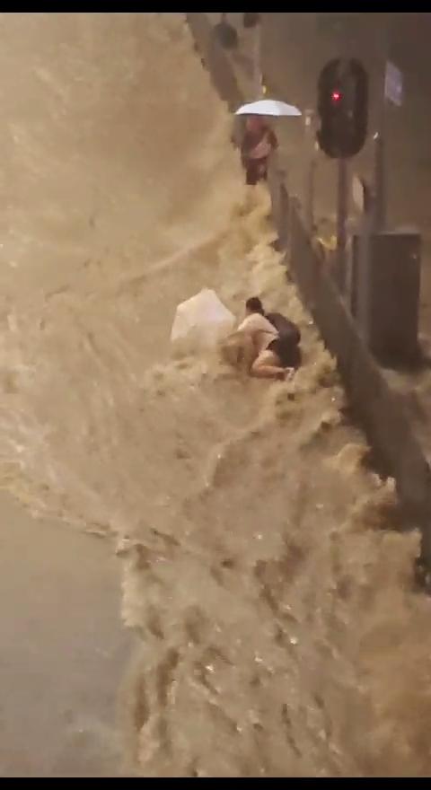 黑雨|有女途人被洪水沖走。(網上圖片)