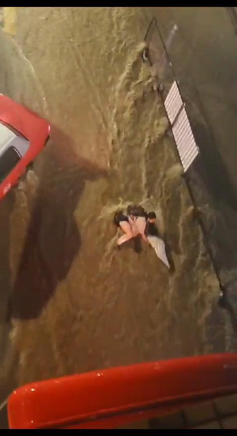 黑雨|有女途人被洪水沖走。(網上圖片)