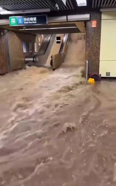 黑雨|黃大仙站水浸(網上圖片)