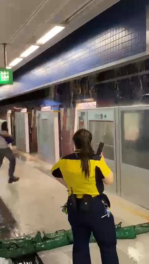 黑雨|港鐵站水浸。(網上圖片)