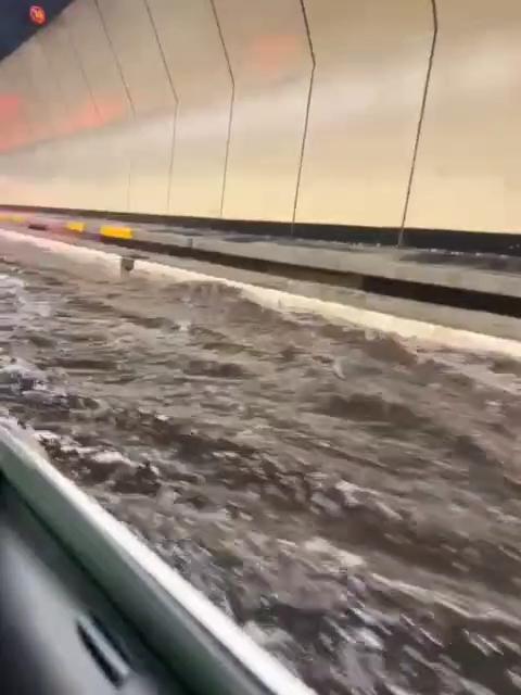 黑雨|紅隧水浸。(網上圖片)