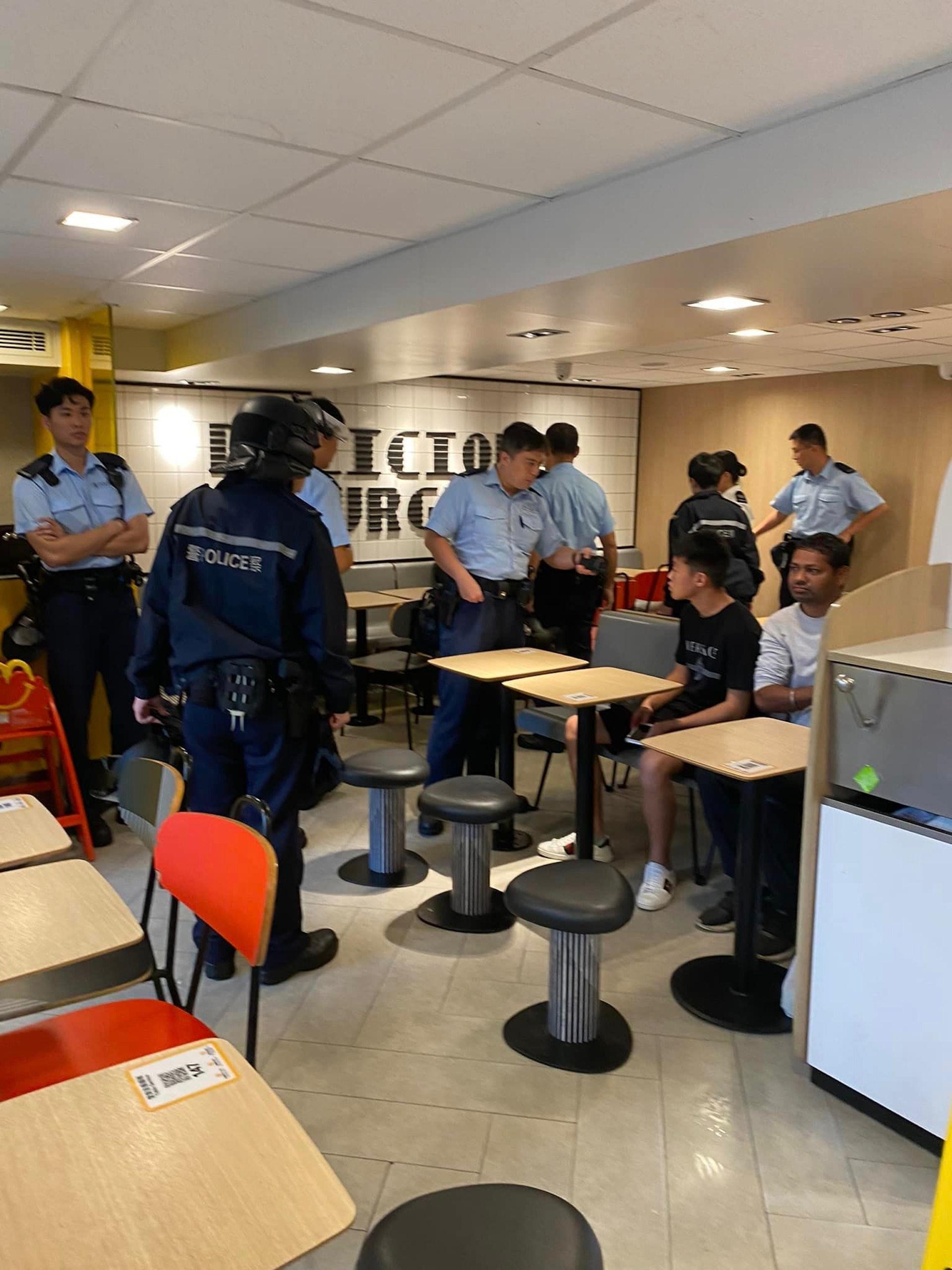 蘇拉8號期間 上水麥當勞兩男打鬥 16歲青年被剪刀擦損後擸櫈還擊