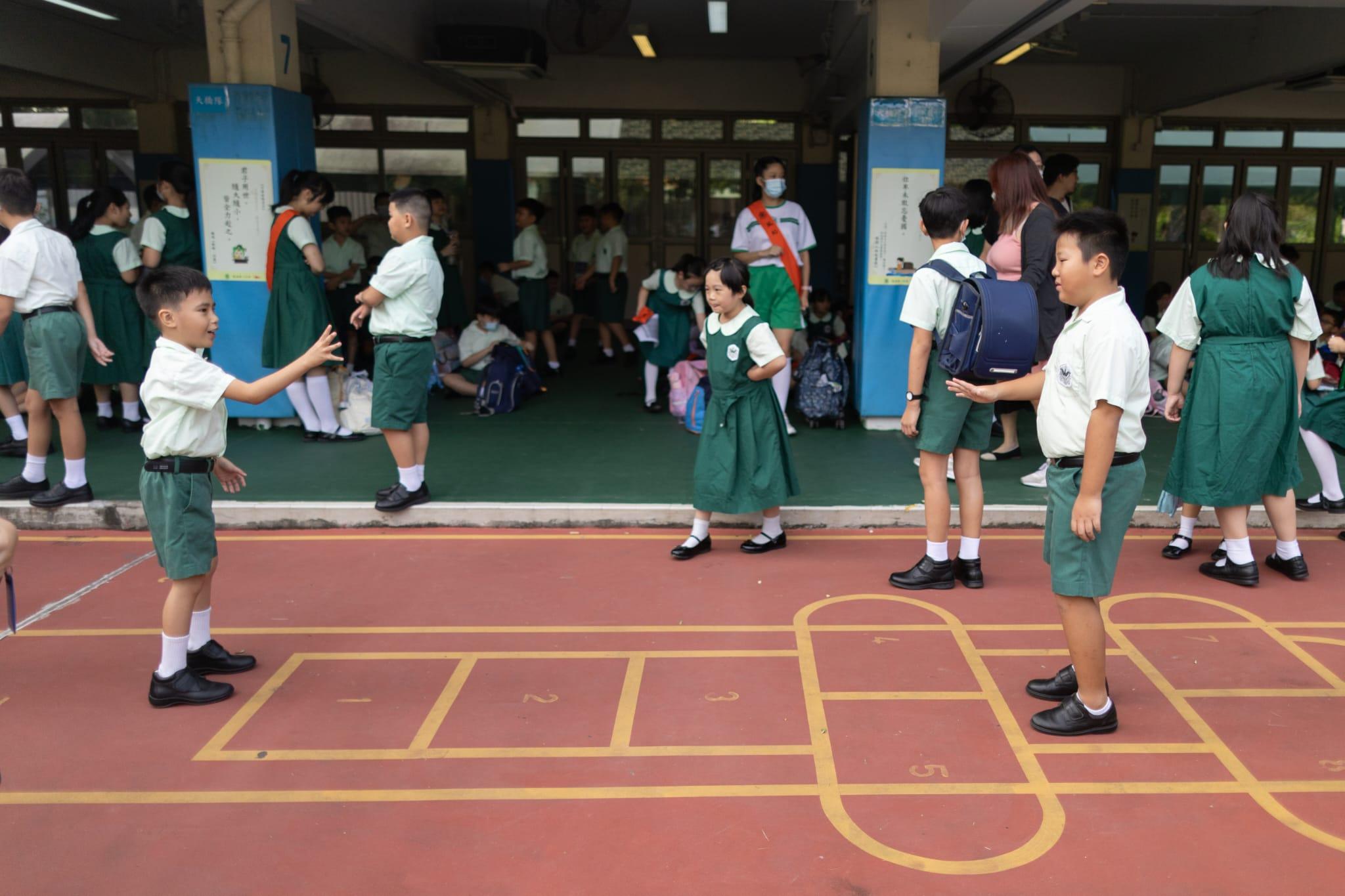 運輸署呼籲市民,特別學生應預留更充裕坐車坐船時間,預早出門。(蘇文傑攝)