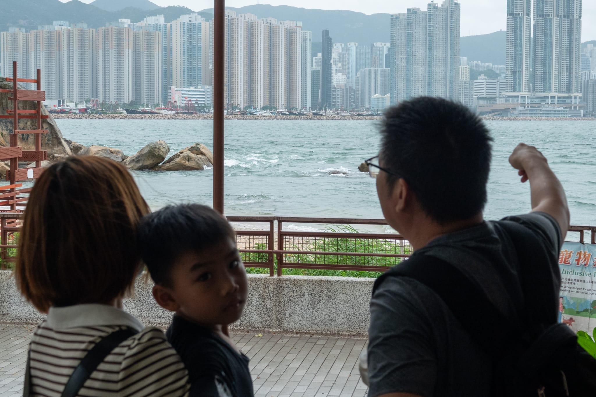 颱風蘇拉吹襲本港。(陳奕釗攝)