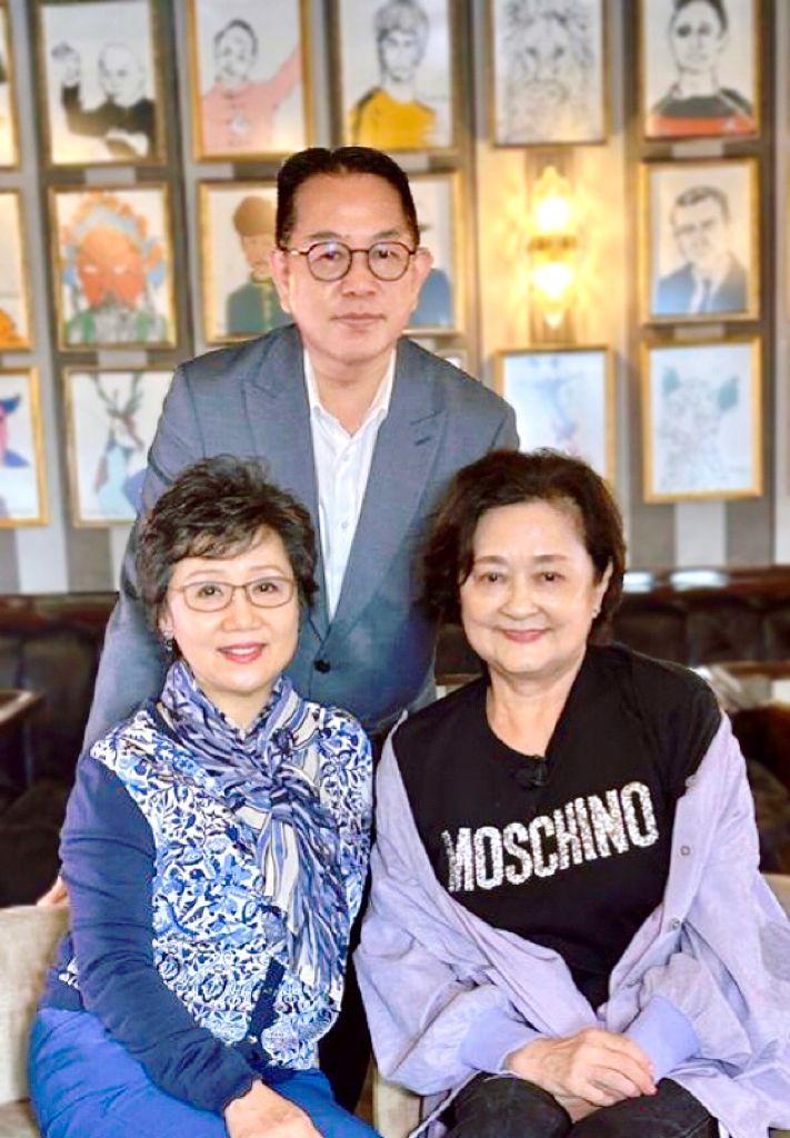 「情牽煇黃」的出品人丘亞葵芳感謝徳蘭、華娃的支持。