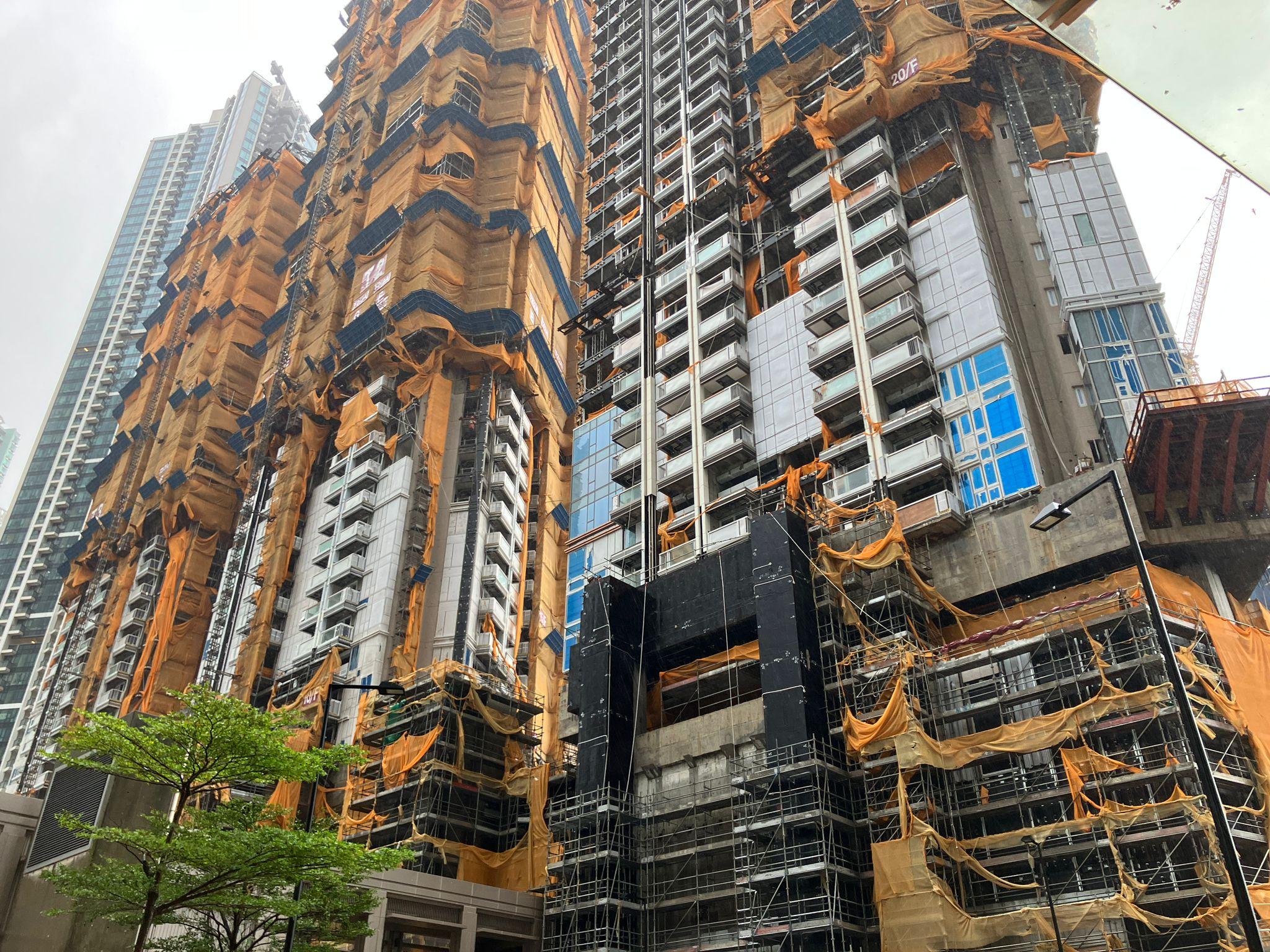 將軍澳日出康城有地盤建築物料跌落路面。(本報攝)