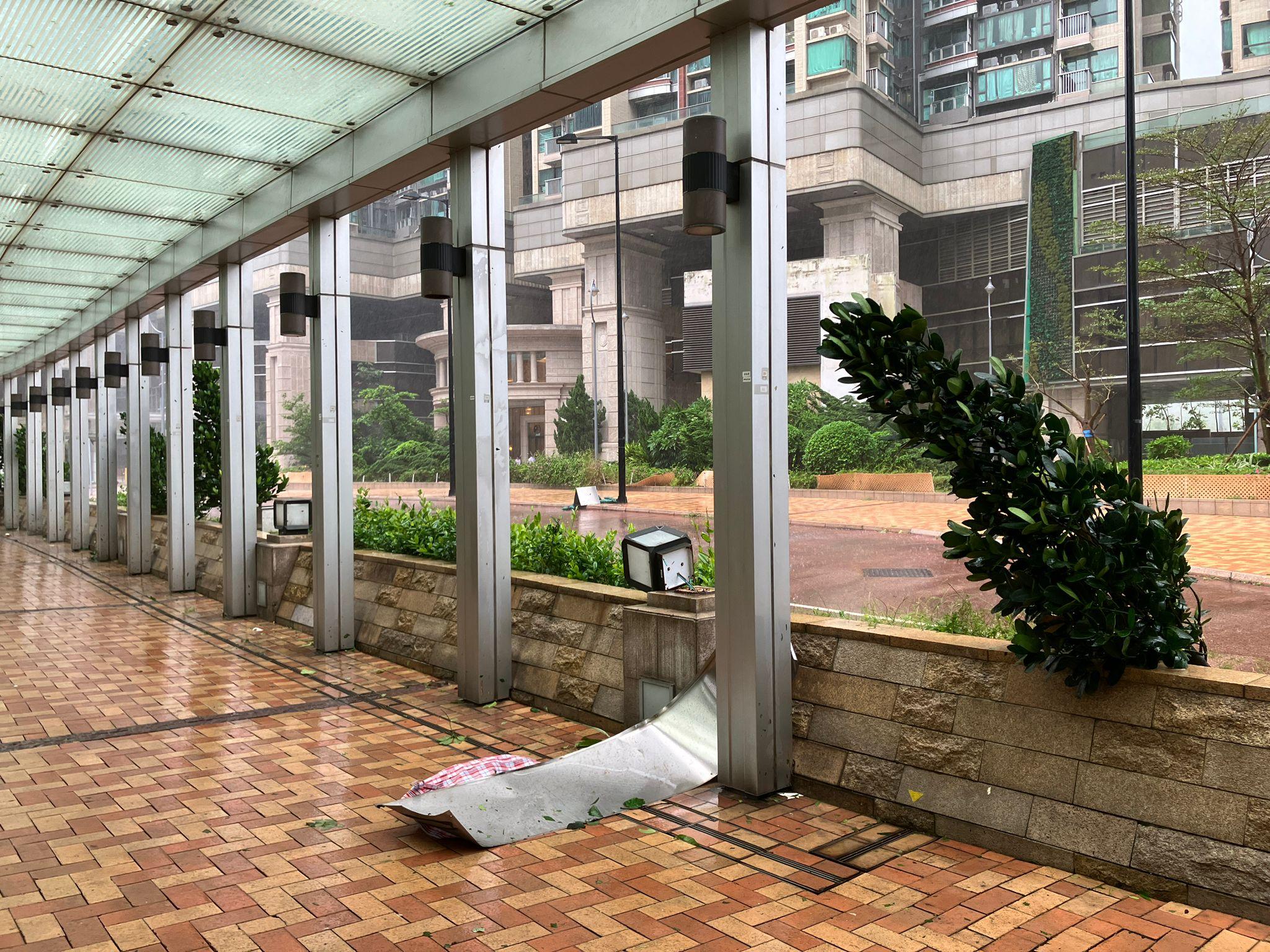 將軍澳日出康城有地盤建築物料跌落路面。(本報攝)