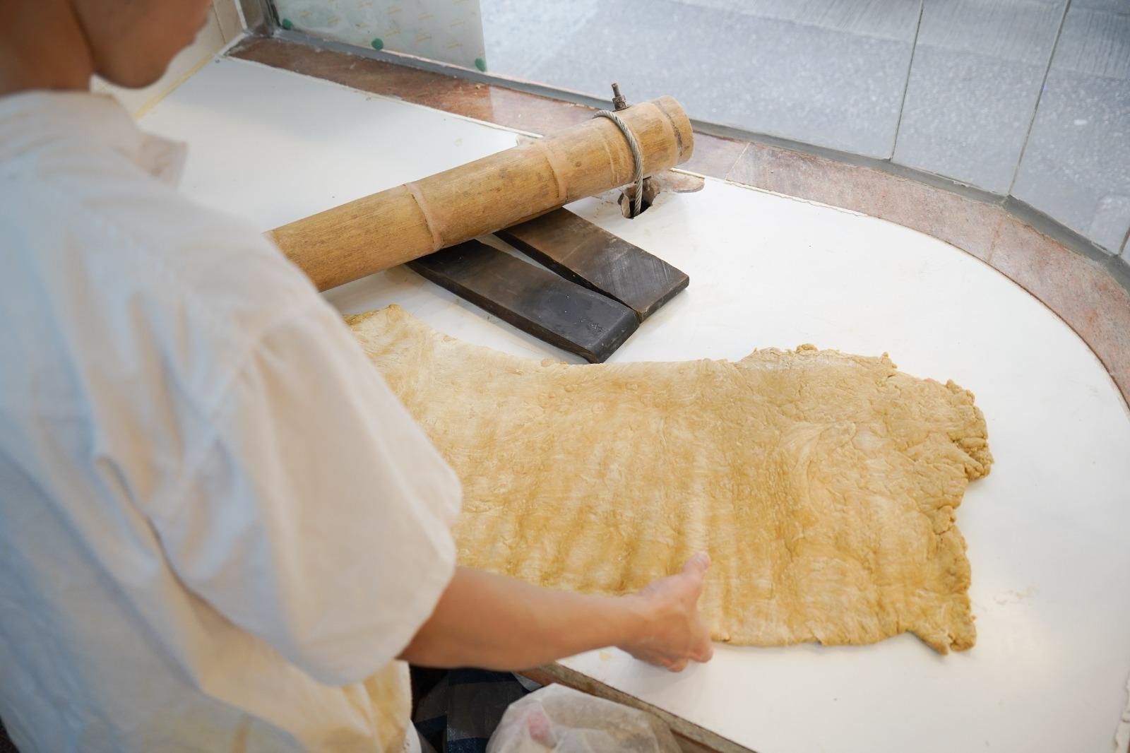 一水麵20市斤的麵,最快也要三十分鐘才「䟴」好。(am730攝)