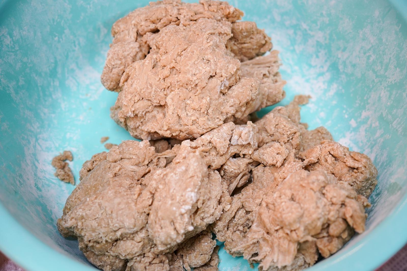 由於是全蛋麵的關係,麵團開始時總是鬆鬆散散的,故要借助竹昇的力把麵團壓到如紙般厚薄一致。(am730攝)