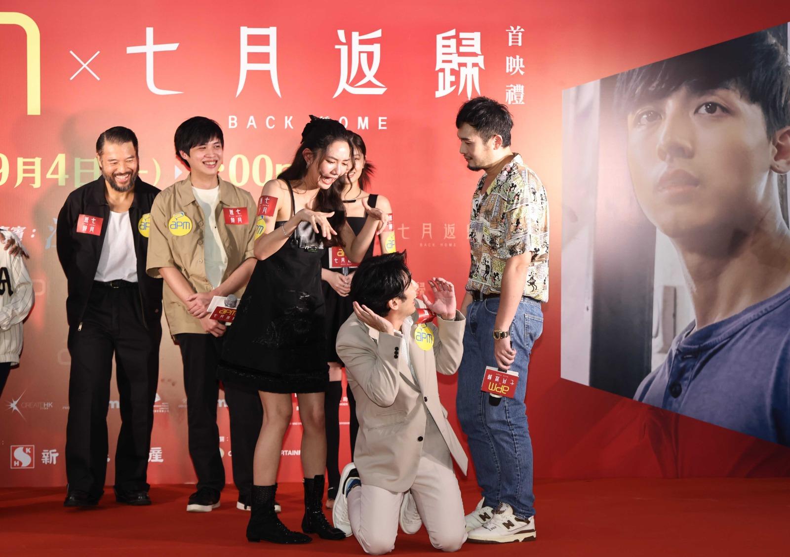 AK與一眾演員在《七月返歸》首映禮再聚首一堂。