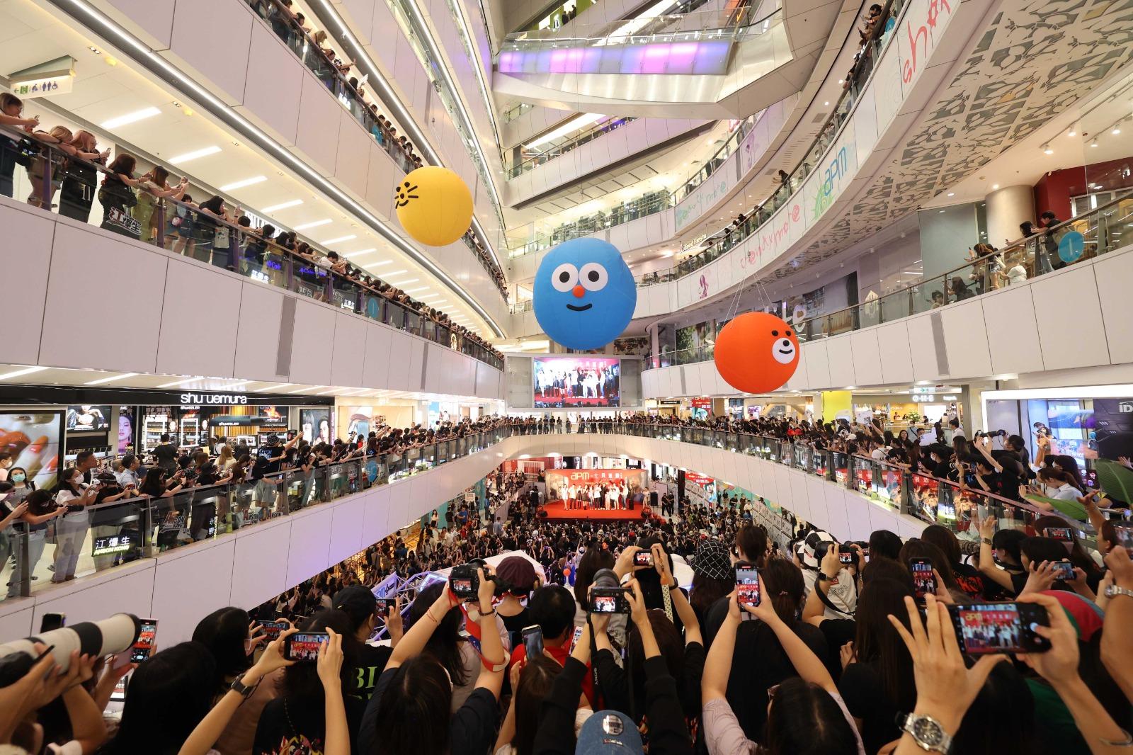 AK首次擔任的電影《七月返歸》舉行首映禮,大批粉絲支持,場面虛冚。