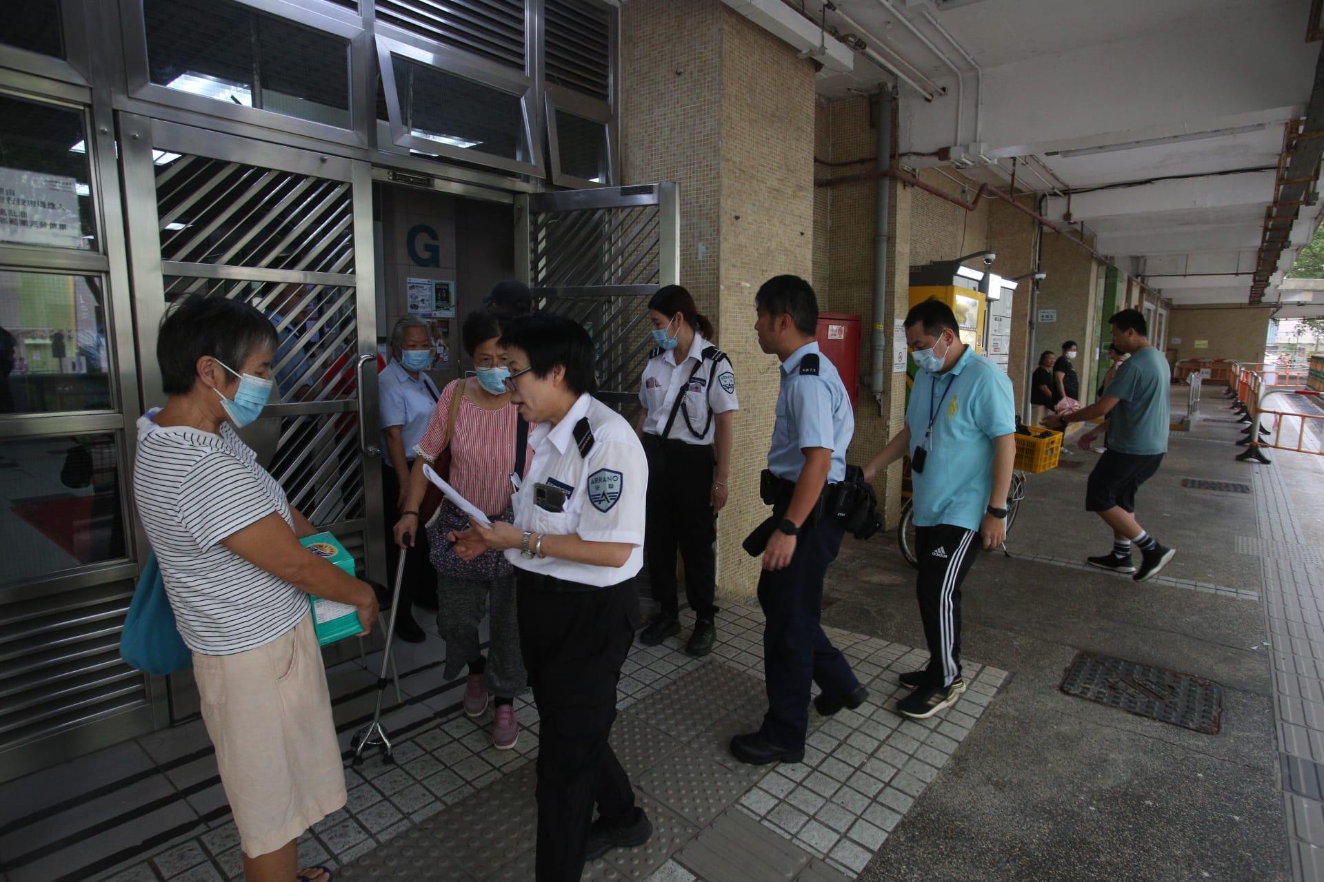 太和邨發生雙屍命案,警員到場調查。