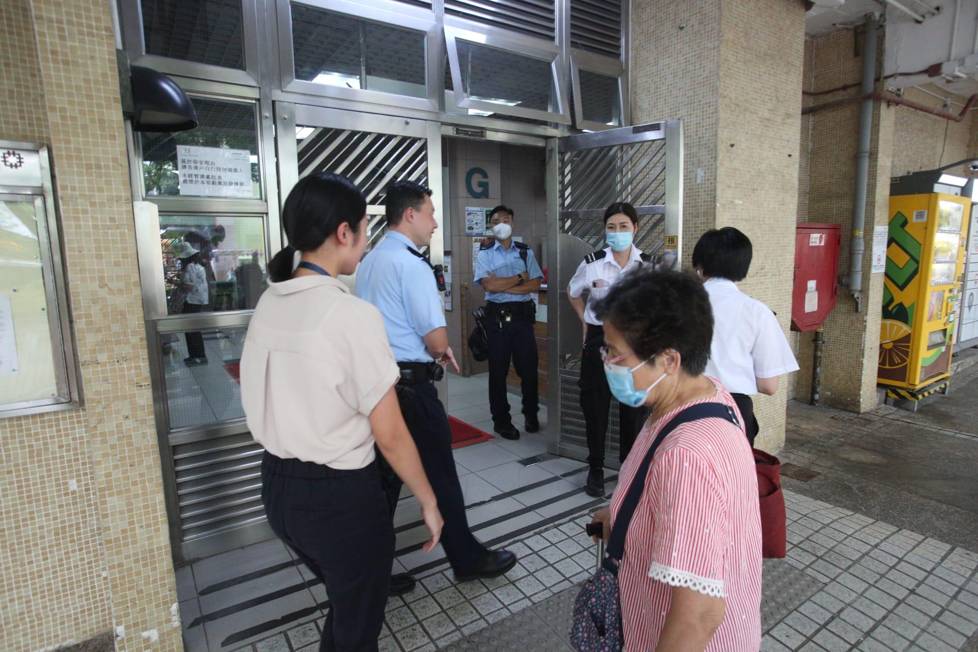 太和邨發生雙屍命案,警員到場調查。