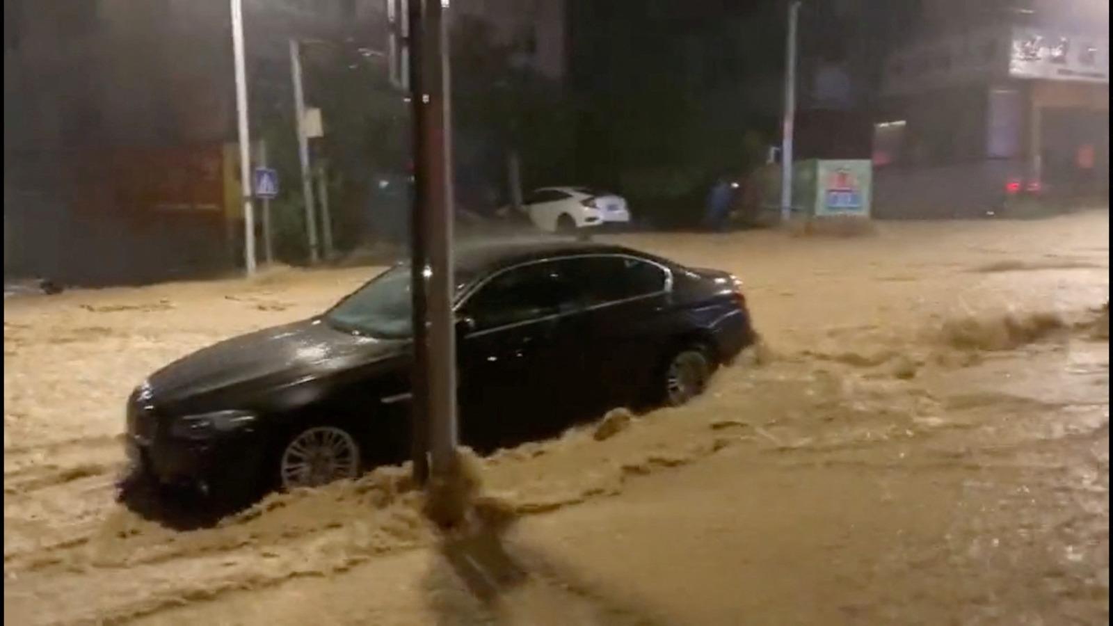 颱風海葵|福州暴雨破記錄 水浸上橋 車輛被沖走。(路透社)