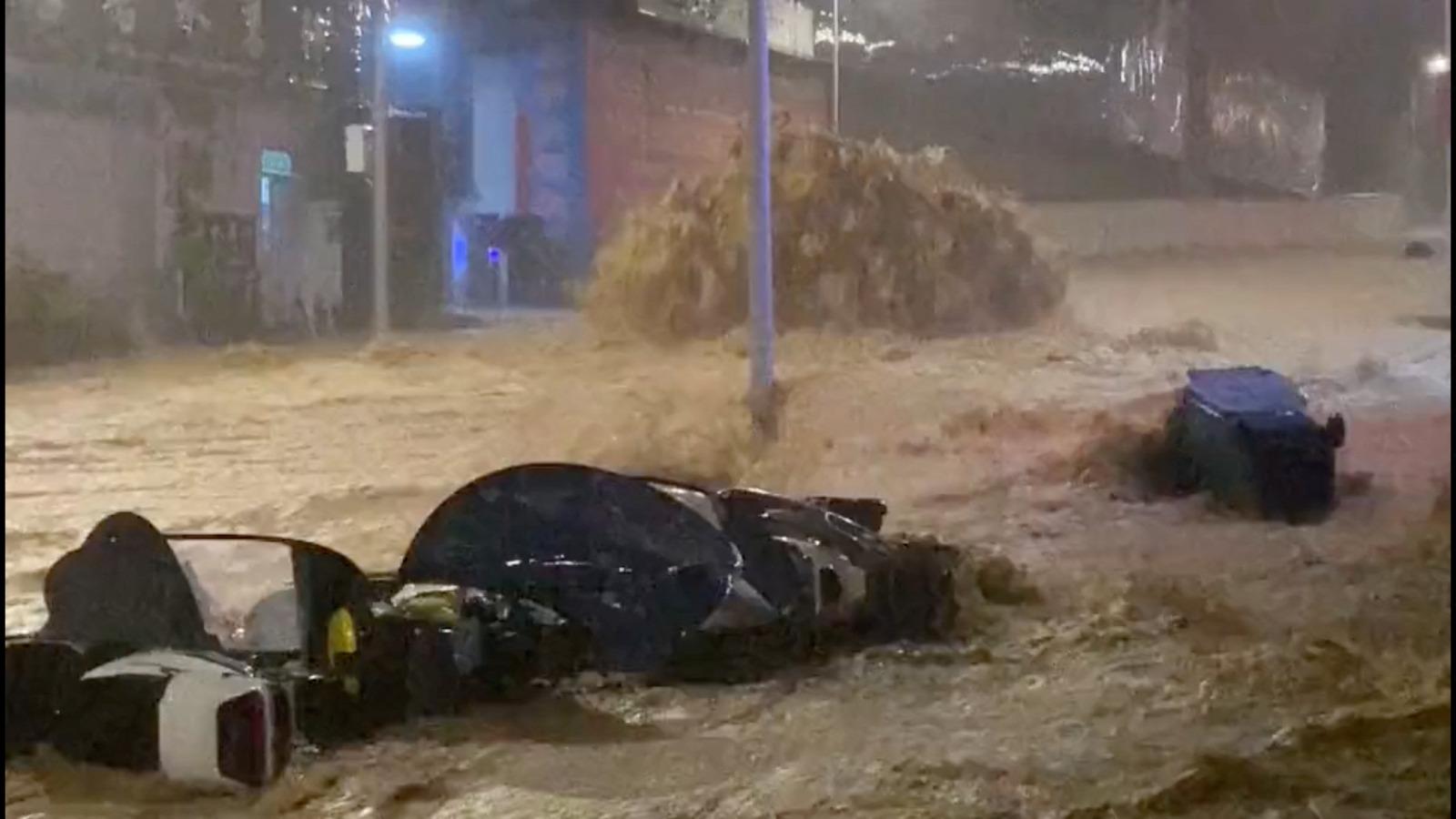 颱風海葵|福州暴雨破記錄 水浸上橋 車輛被沖走。(路透社)
