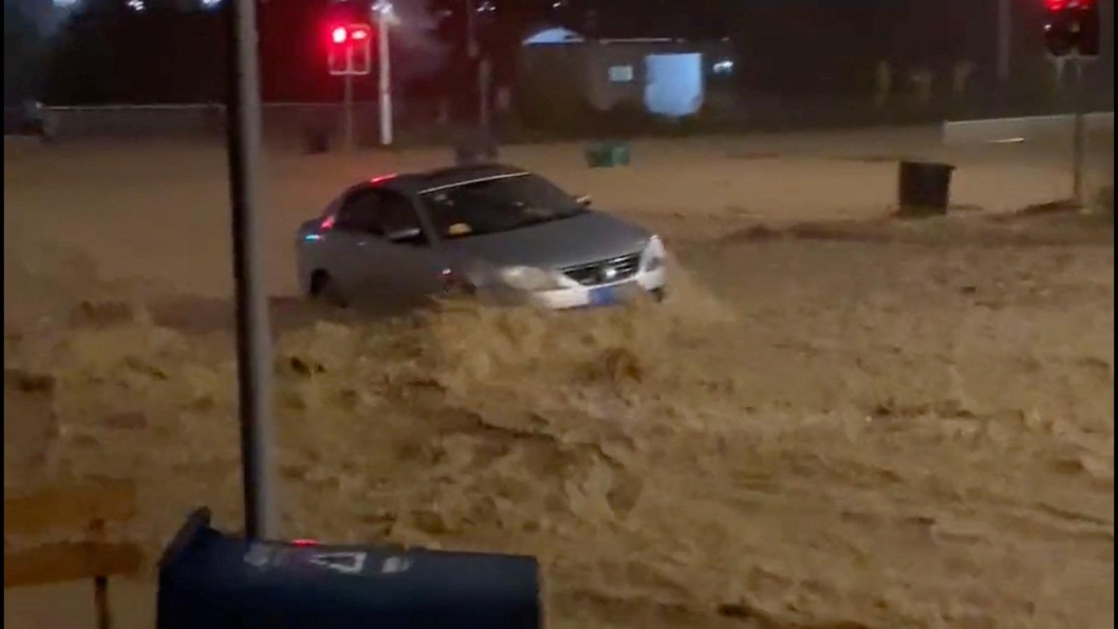 颱風海葵|福州暴雨破記錄 水浸上橋 車輛被沖走。(路透社)