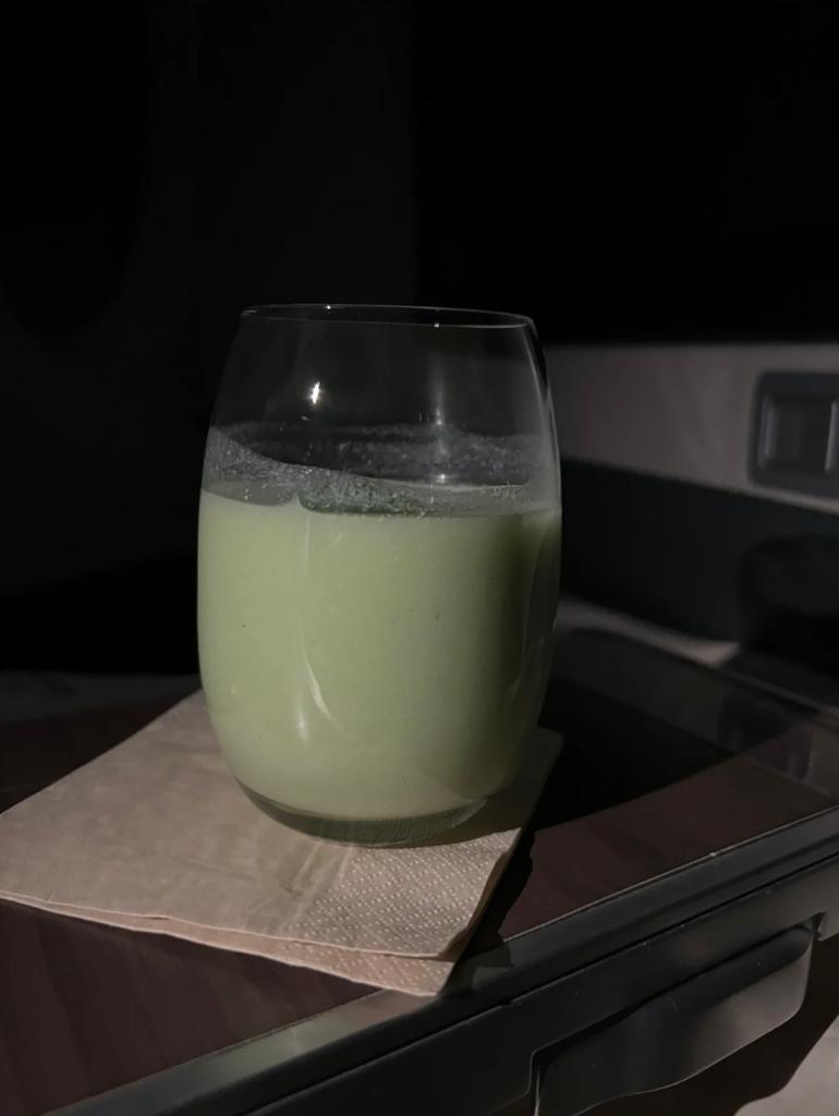 印尼空姐帶著香港空姐現身道歉,並為事主送上一杯特飲及紙條賠罪。(圖片來源:小紅書@麗頓隱世泡麵)