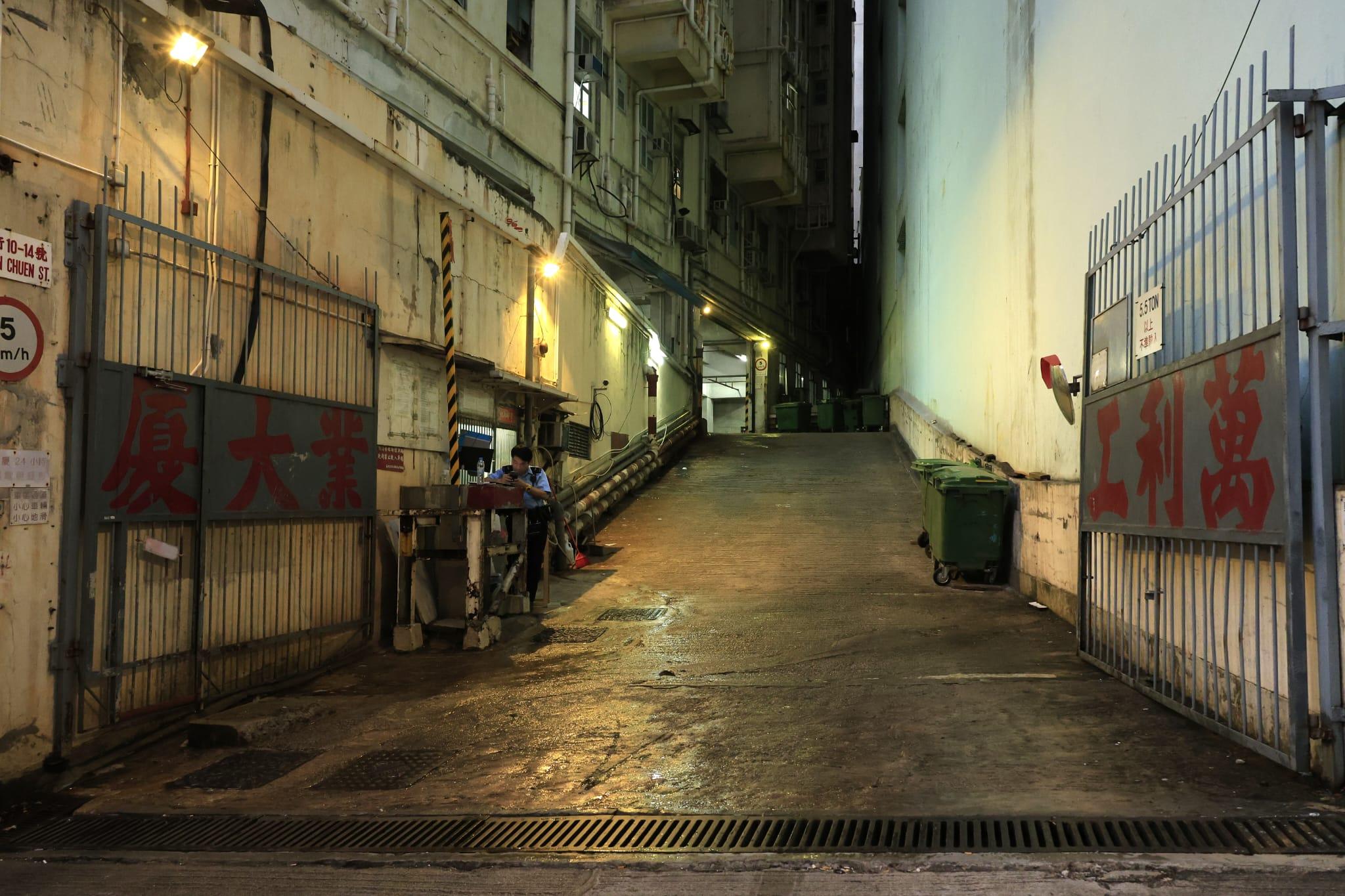 葵涌工廈男子藏屍袋中放手推車,警方現改列謀殺案。(林俊源攝)