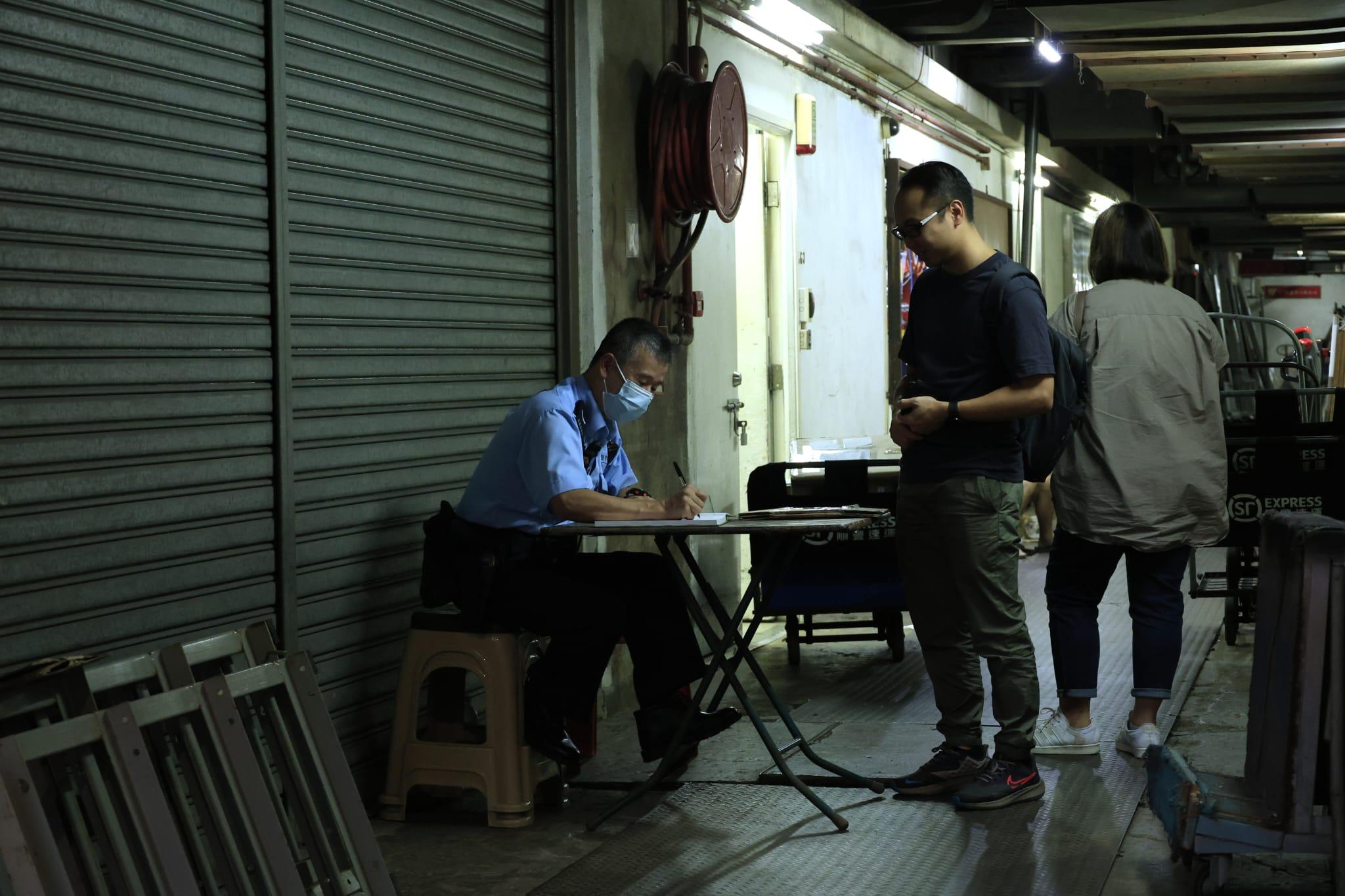 葵涌工廈男子藏屍袋中放手推車,警方現於現場調查。(林俊源攝)