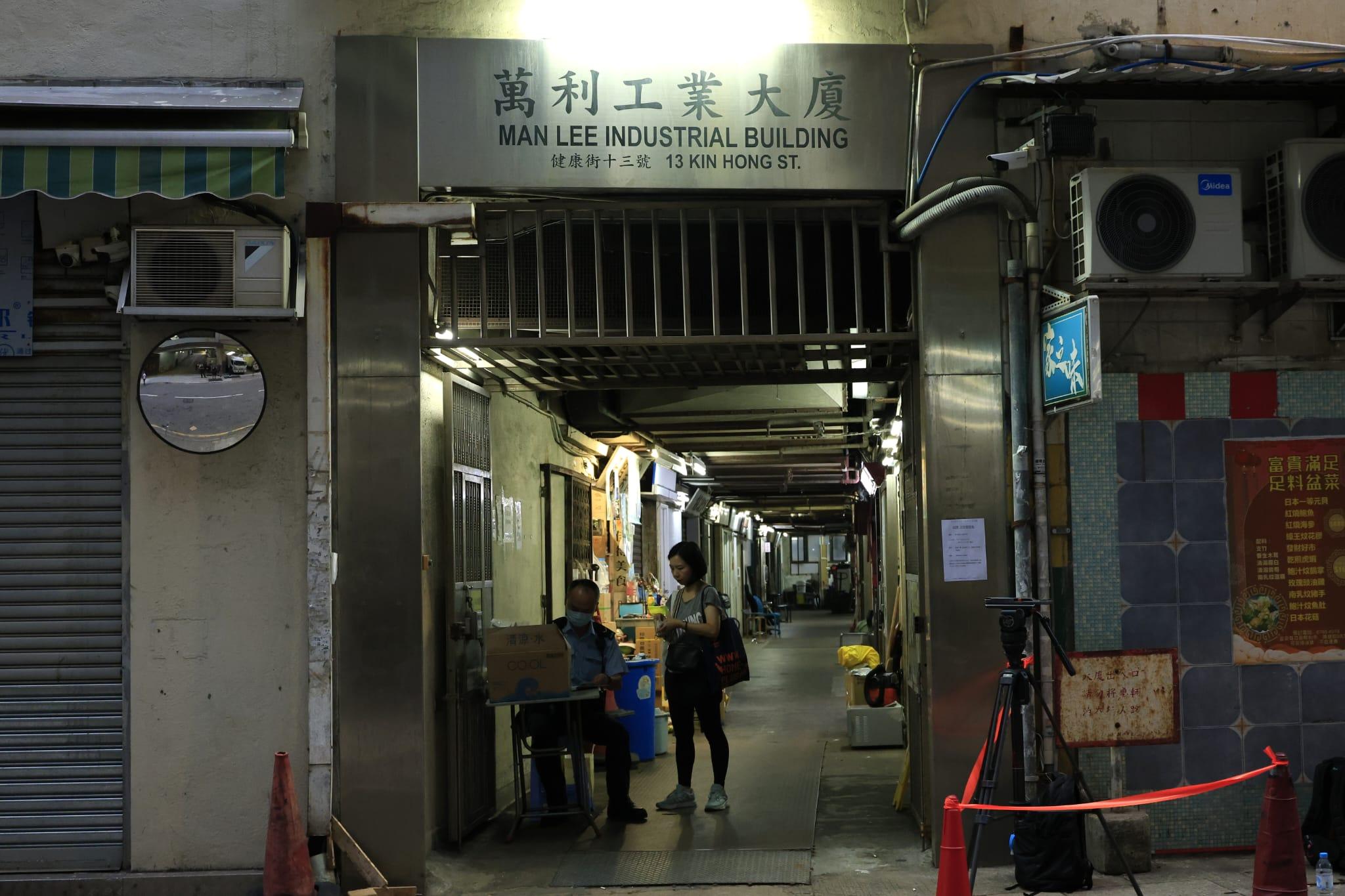 葵涌工廈男子藏屍袋中放手推車,警方現於現場調查。(林俊源攝)