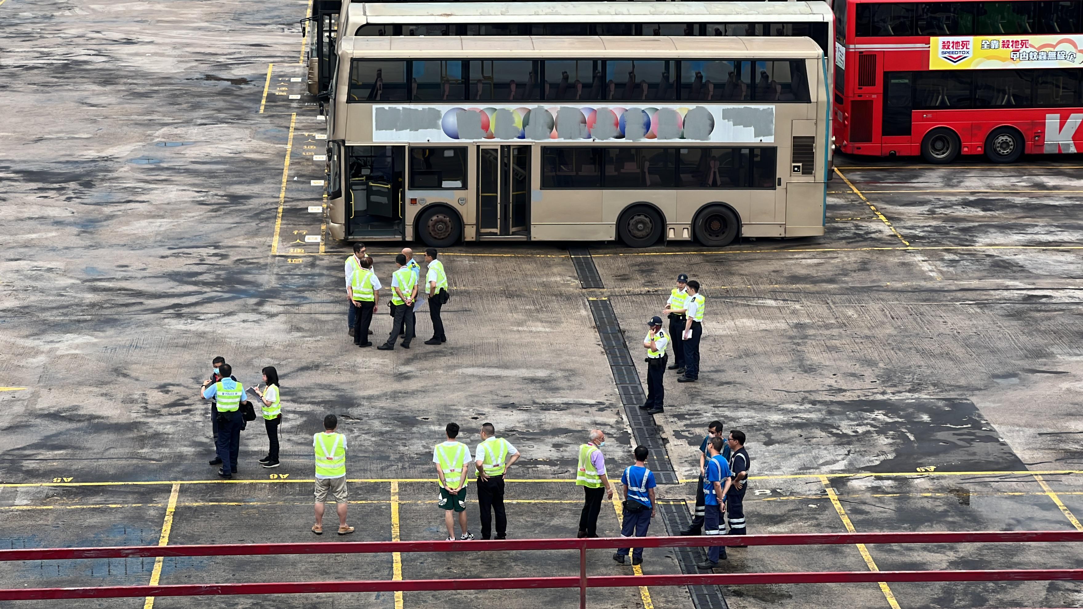 九巴16M車長九龍灣車廠疑被車撞死 另一車長涉危駕等罪被捕 (更新)