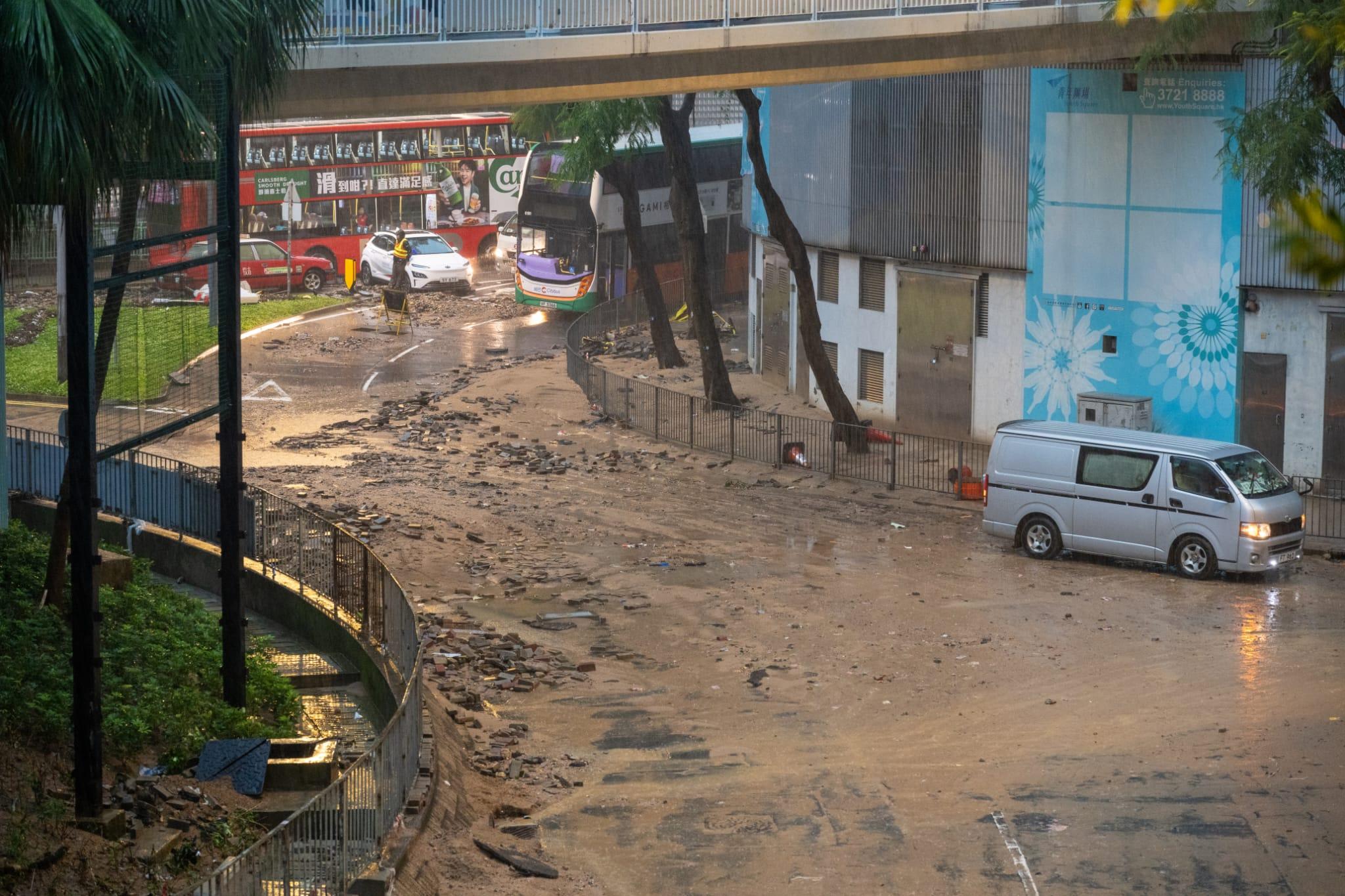 黑雨︱網民湧天文台fb批太遲發出 批緊急警示系統形同虛設