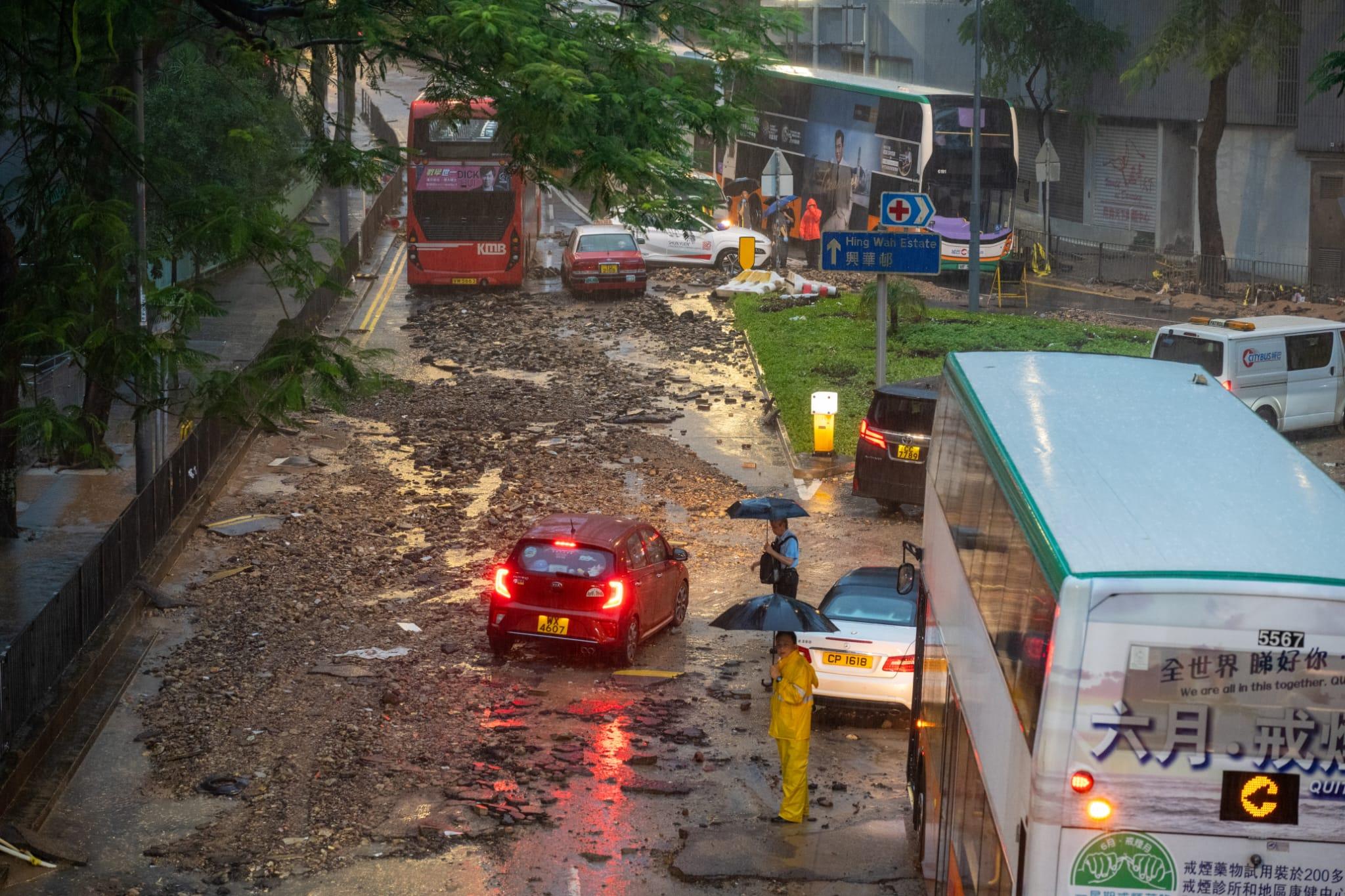 黑雨︱網民湧天文台fb批太遲發出 批緊急警示系統形同虛設