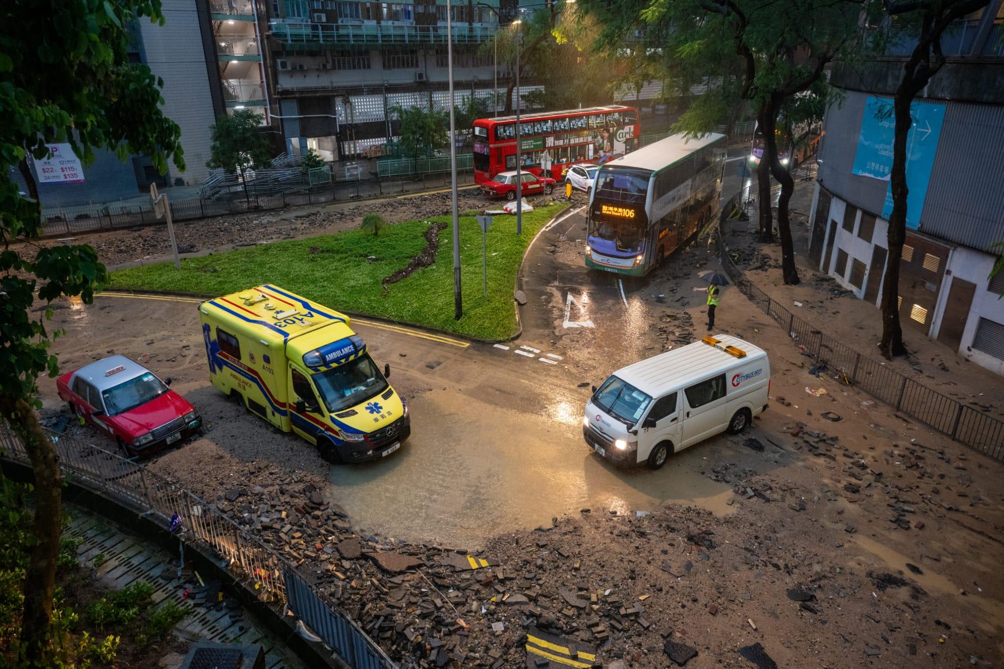 黑雨︱網民湧天文台fb批太遲發出 批緊急警示系統形同虛設